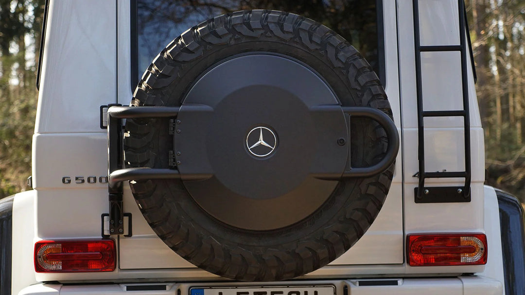 Close-up of LETECH’s hinge-mounted design, distributing weight evenly across the G 500 4×4²’s rear door and body structure.