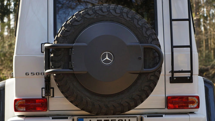 Close-up of LETECH’s hinge-mounted design, distributing weight evenly across the G 500 4×4²’s rear door and body structure.