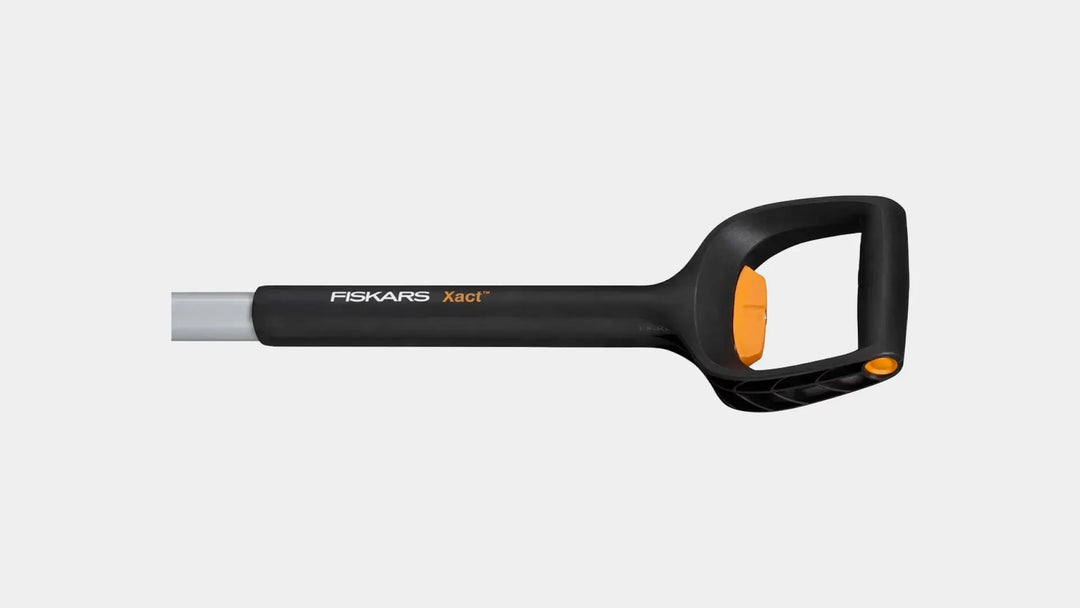 The adjustable and robust Fiskars Xact™ Telescopic Shovel for all your digging needs, close up shot of handle 